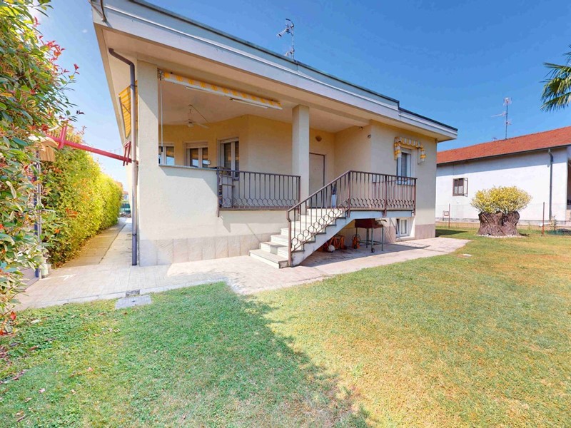 Villa in Vendita a Lonate Ceppino, 390'000€, 233 m²