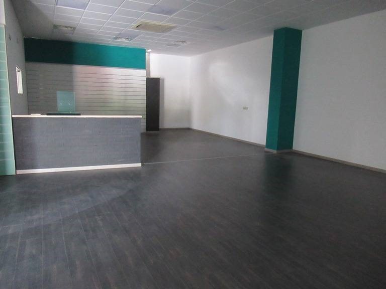 Immobile commerciale in Affitto a Spoltore, 1'100€, 180 m²