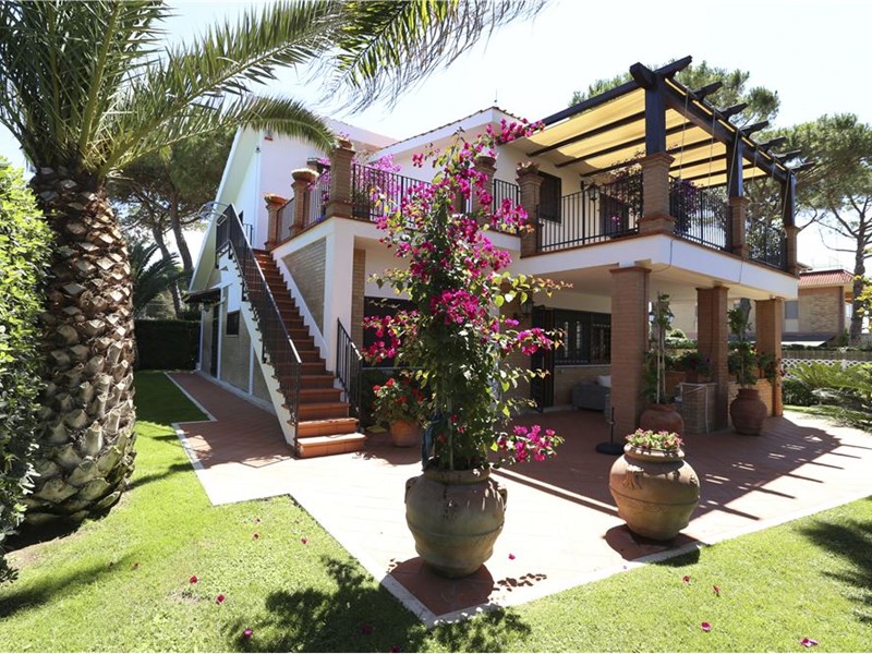 Villa in Vendita a Terracina, 690'000€, 194 m²