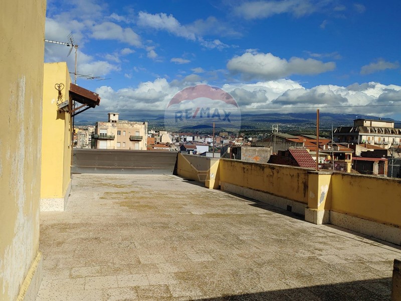 Appartamento in Vendita a Paternò, 115'000€, 216 m², con Box