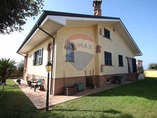 Villa in Vendita a Anzio, 390'000€, 300 m²