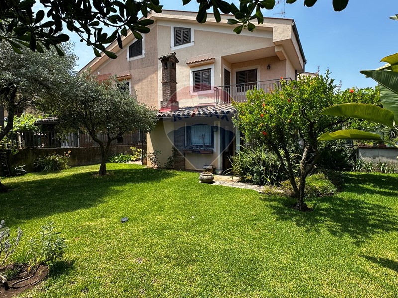 Casa Semi Indipendente in Vendita a Valverde, 469'000€, 280 m²
