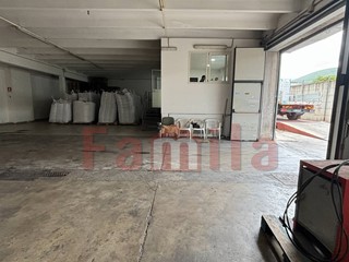 Capannone in Affitto a Sperone, 3'000€, 700 m²