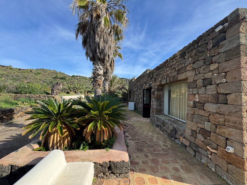 Immobile commerciale in Vendita a Pantelleria, 998'000&euro;, 374 m²