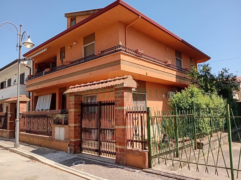 Casa Indipendente in Vendita a Camigliano, 220'000€, 220 m²