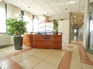 Ufficio in Vendita a Brugherio, 530'000€, 271 m²