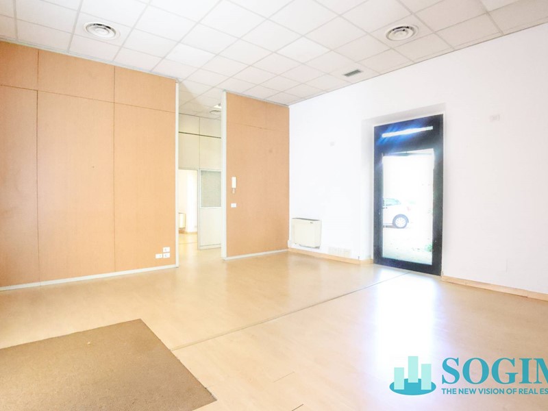 Negozio in Affitto a Monza, 2'500&euro;, 130 m²