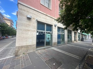 Immobile commerciale in Vendita a Pescara, 153 m²