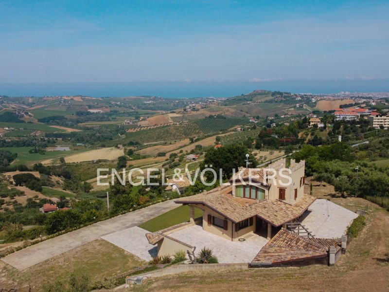 Villa in Vendita a Città Sant'Angelo, 812 m²
