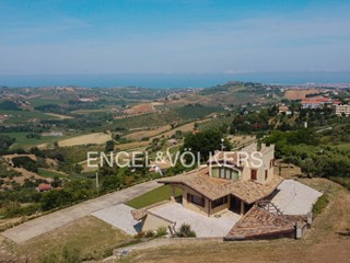 Villa in Vendita a Città Sant'Angelo, 812 m²