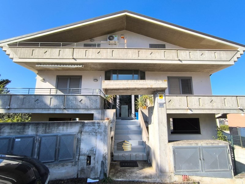 Casa Semi Indipendente in Vendita a Pescara, 160'000&euro;, 280 m²