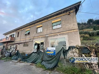 Casa Semi Indipendente in Vendita a Santa Maria a Monte, 250'000&euro;, 430 m²