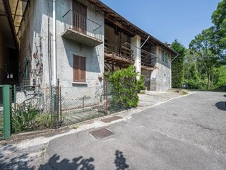 Rustico in Vendita a Varese, 160'000€, 215 m²