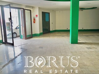 Immobile commerciale in Affitto a Villa di Briano, 2'000€, 262 m²