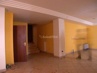 Ufficio in Affitto a Fano, 1'200€, 166 m²