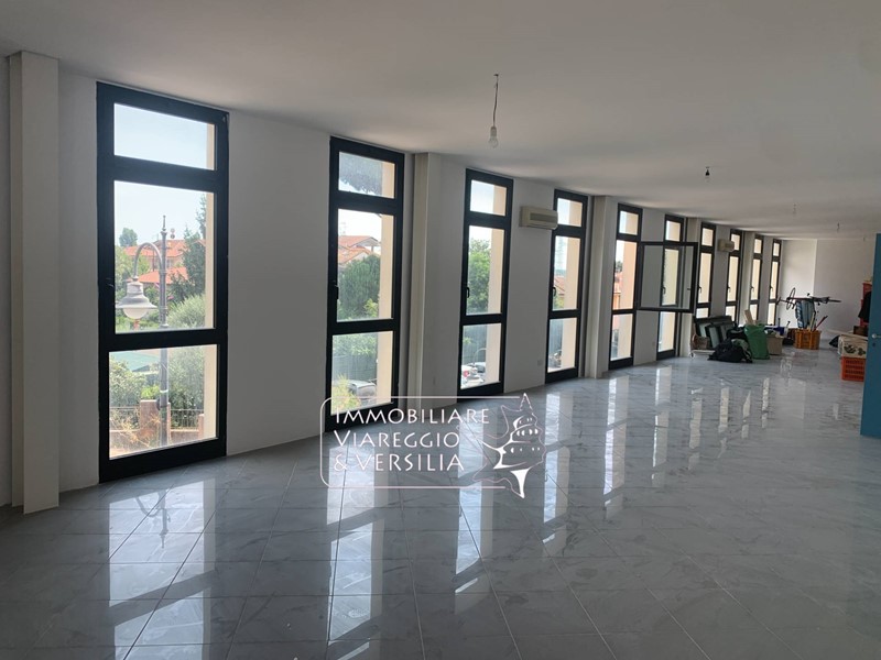 Capannone in Affitto a Massarosa, 2'800€, 430 m²