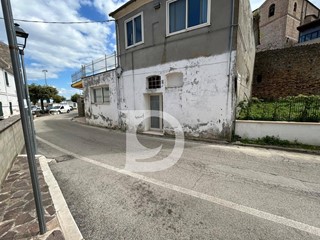 Immobile commerciale in Vendita a Moscufo, 160'000€, 255 m²