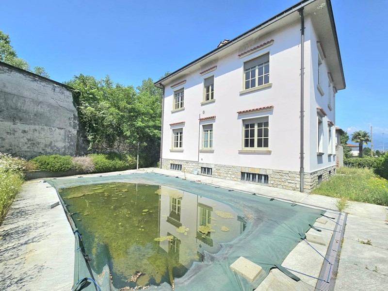 Villa in Vendita a Laveno Mombello, 390'000€, 310 m²