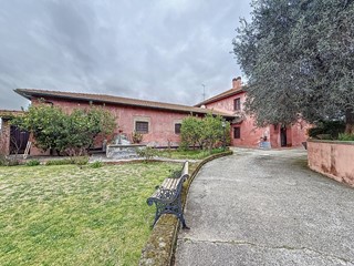 Villa in Vendita a Guidonia Montecelio, 980'000€, 360 m², con Box