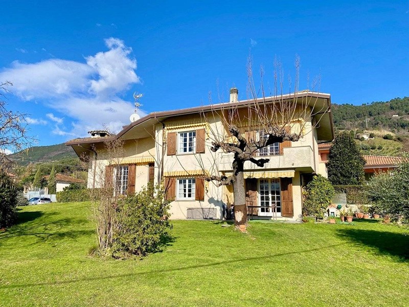 Villa in Vendita a Pietrasanta, 740'000€, 320 m²