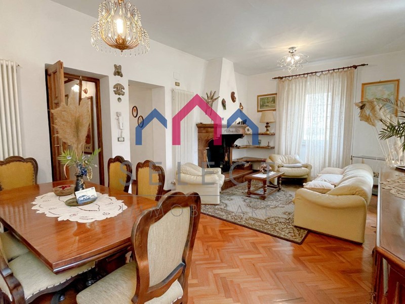 Villa in Vendita a Piazza al Serchio, 320'000&euro;, 500 m²
