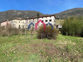 Casa Semi Indipendente in Vendita a Borgo a Mozzano, 95'000&euro;, 240 m²