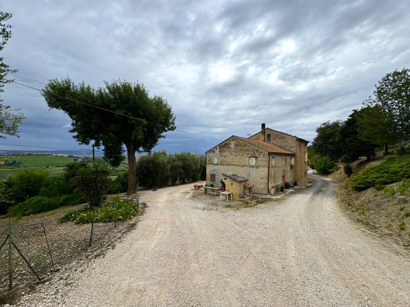 Rustico in Vendita a Fermo, 175'000€, 273 m²
