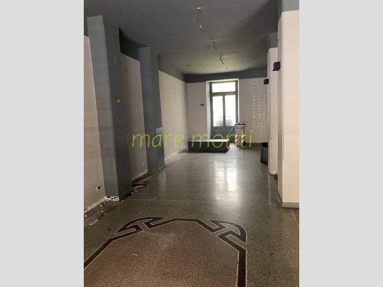 Negozio in Affitto a Savona, 2'500€, 120 m²