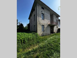 Casa Semi Indipendente in Vendita a Belmonte Piceno, 150'000€, 266 m²