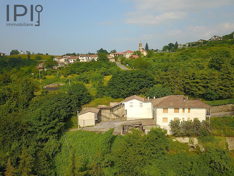 Casa Indipendente in Vendita a Piana Crixia, 80'000€, 250 m²