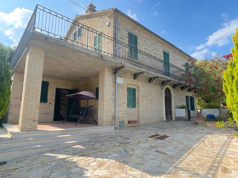 Rustico in Vendita a Monsampolo del Tronto, 230'000€, 310 m²