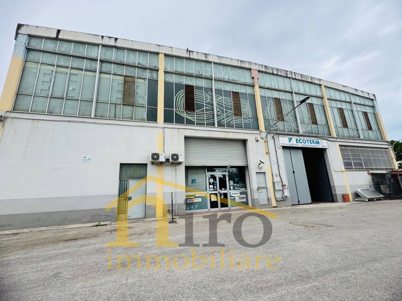 Immobile commerciale in Affitto a Spoltore, 2'500€, 400 m²