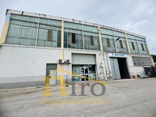 Immobile commerciale in Affitto a Spoltore, 2'500€, 400 m²