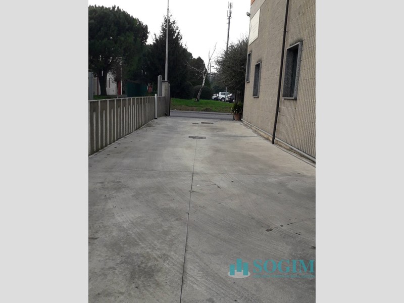 Capannone in Vendita a Senago, 1'000'000€, 680 m²