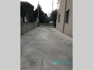 Capannone in Vendita a Senago, 1'000'000€, 680 m²