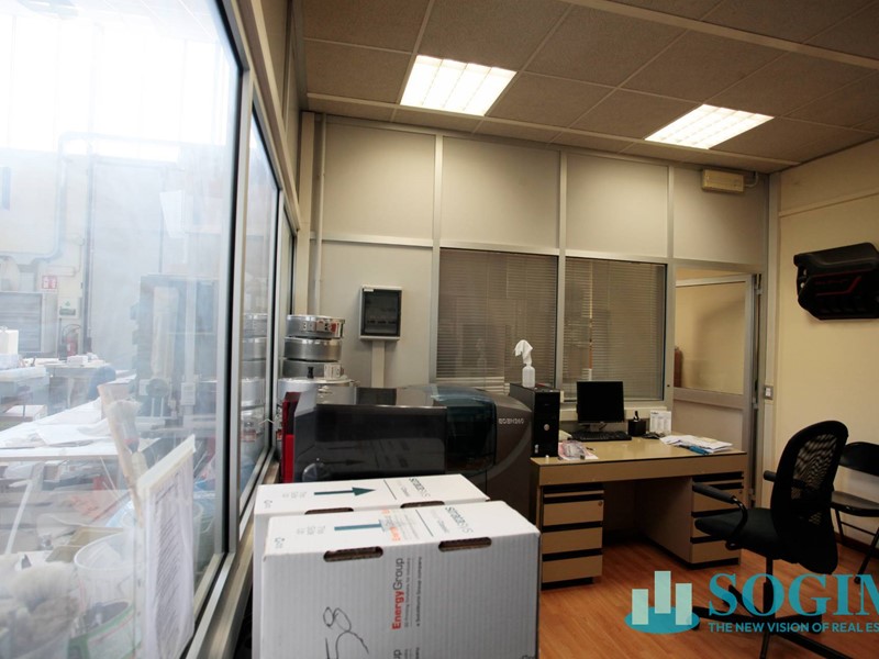 Capannone in Vendita a San Giuliano Milanese, 240'000€, 271 m²