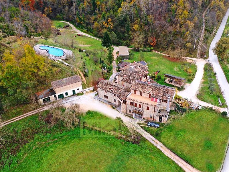 Attività commerciale in Affitto a Comunanza, 700 m²