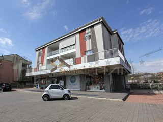 Immobile commerciale in Vendita a Rende, 115 m²