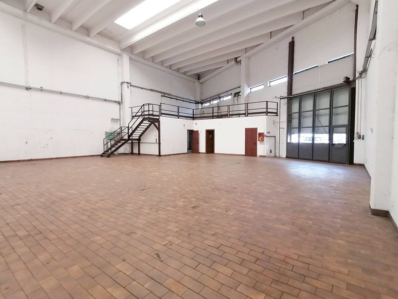 Capannone in Affitto a Lecco, 30'000€, 350 m²
