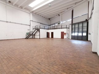 Capannone in Affitto a Lecco, 30'000€, 350 m²