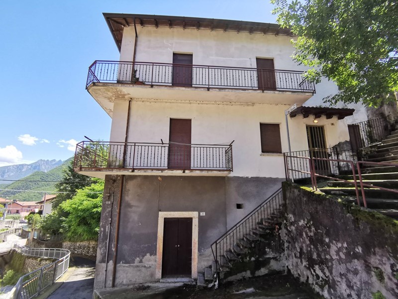 Casa Indipendente in Vendita a Civate, 110'000€, 190 m²
