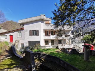 Villa in Vendita a Pescate, 320'000€, 470 m²