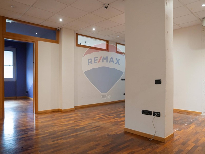 Ufficio in Vendita a Legnano, 390'000€, 250 m²
