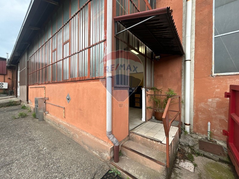 Capannone in Affitto a Saltrio, 1'500&euro;, 370 m²