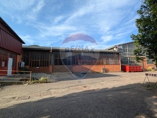 Capannone in Affitto a Saltrio, 1'500&euro;, 370 m²
