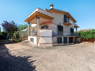 Villa in Vendita a Fiano Romano, 320'000€, 280 m²