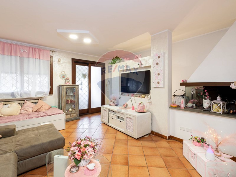 Villa in Vendita a Roma, 210'000&euro;, 80 m²