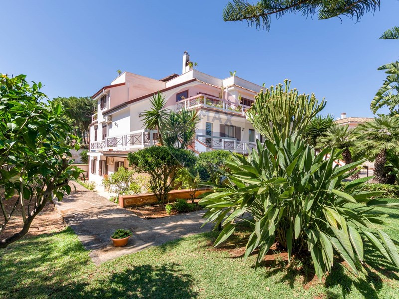 Casa Semi Indipendente in Vendita a Palermo, 450'000€, 231 m², con Box