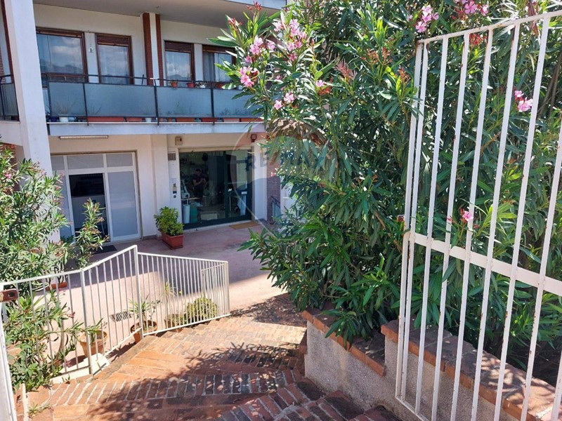 Ufficio in Affitto a Palermo, 700€, 95 m²