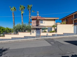 Villa in Vendita a Misterbianco, 590'000€, 308 m²